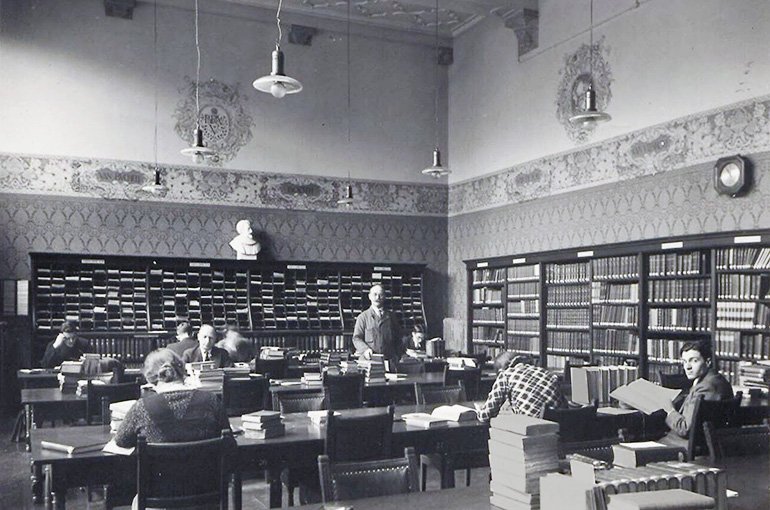 De leeszaal van de universiteitsbibliotheek in het voormalige paleis van Lodewijk Napoleon, Wittevrouwenstraat, ca. 1930. Foto: Bijzondere Collecties Universiteitsbibliotheek Utrecht