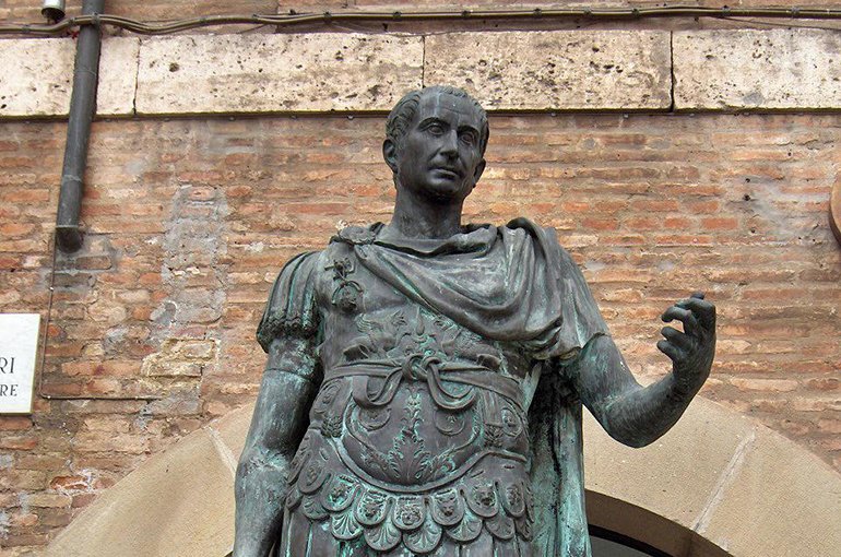 Een bronzen standbeeld van Julius Caesar