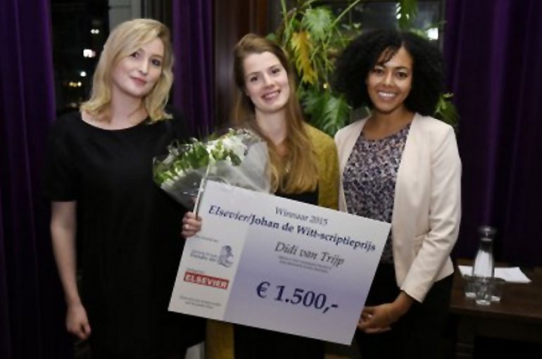 Winnaar Didi van Trijp, geflankeerd door de aanwezige genomineerden Tamar van der Kuil en Nicole Linkels - foto: vriendenvandewitt.nl/Peter Hilz