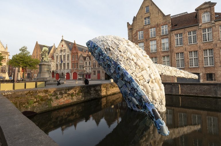 Plastic Walvis met pleintje en toerist die fotografeert