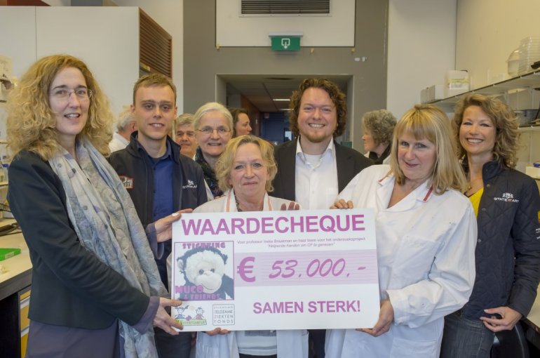 Prof. Ineke Braakman, Dineke Verstraaten en Cobi Zuiderwijk houden de cheque vast