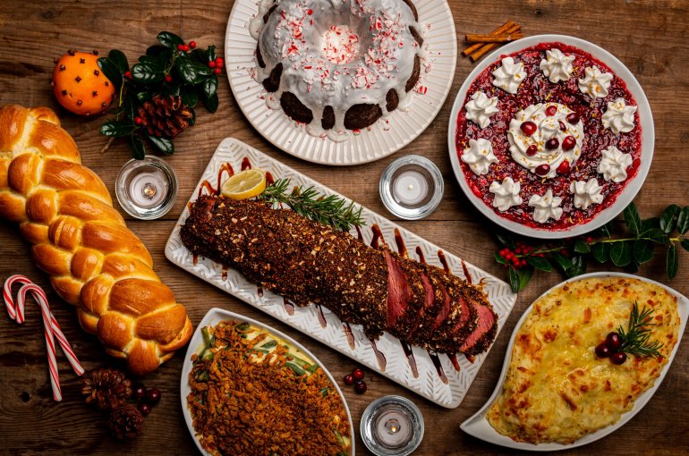 Kerstdiner, feestelijke gerechten op tafel