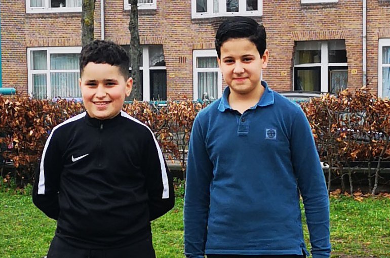 Mohamed en Ouail van de Maaspleinschool vinden een nieuwe schimmel