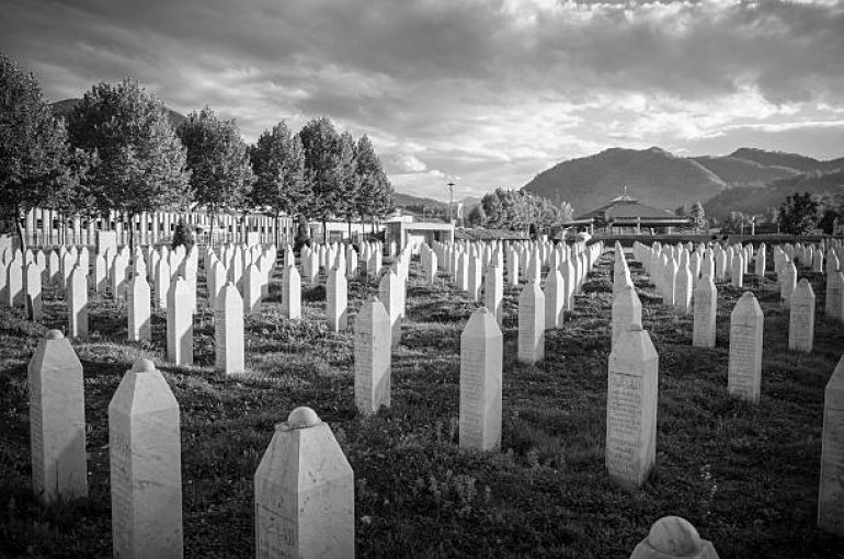 Kerkhof met graven van de slachtoffers van Srebrenica