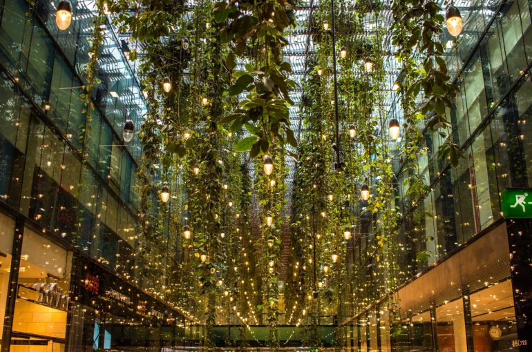 Winkelcentrum met planten aan het plafond in München, Duitsland.