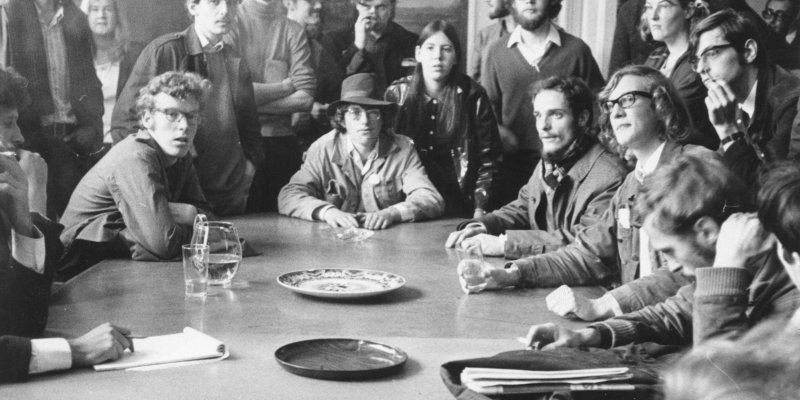 Studenten zitten rondom een tafel, 1969