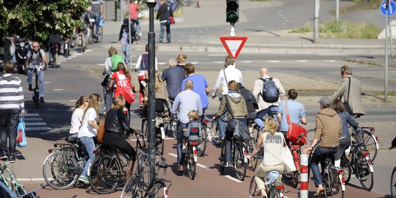Foto van fietsers op druk kruispunt